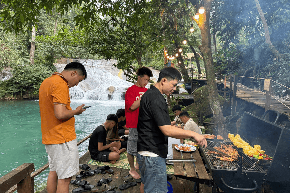 Tổ chức tiệc nướng BBQ bên Suối Chà Cùng 