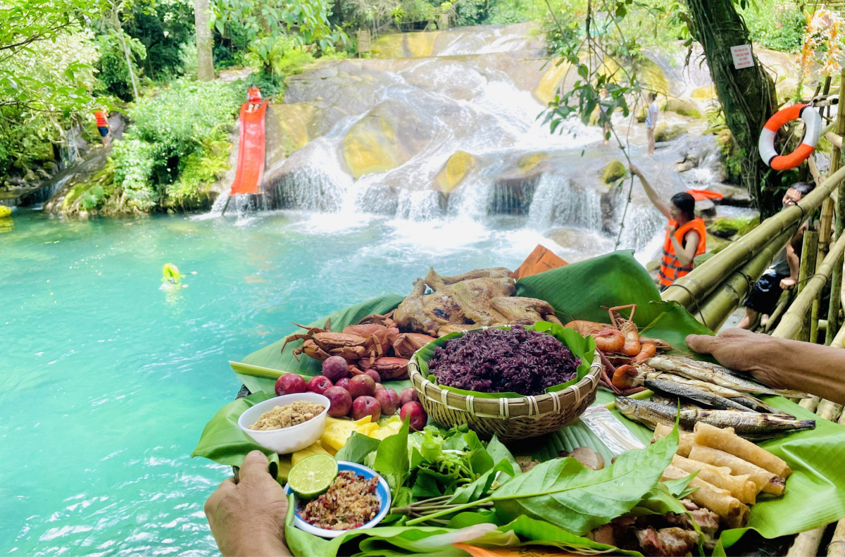 Ăn uống ẩm thực địa phương