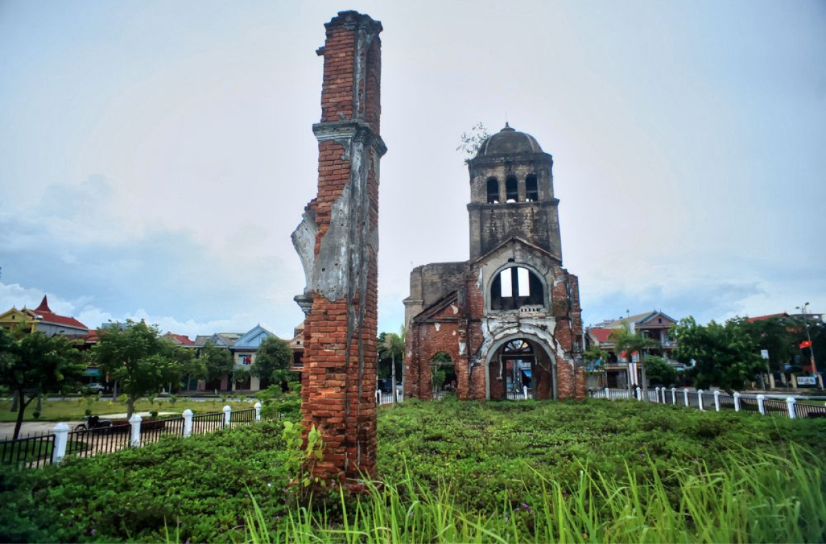 Tháp chuông Nhà thờ Tam Tòa ( cũ )