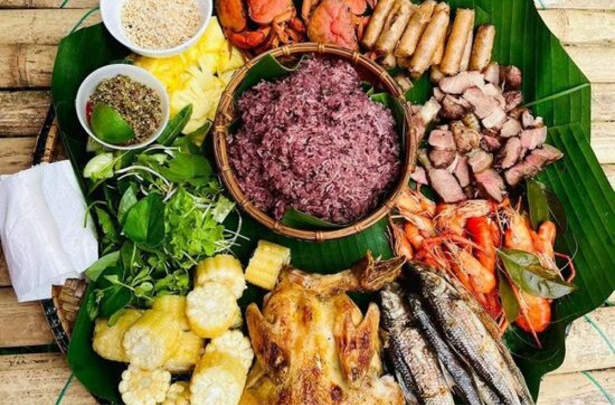 Thưởng thức ẩm thực bản địa