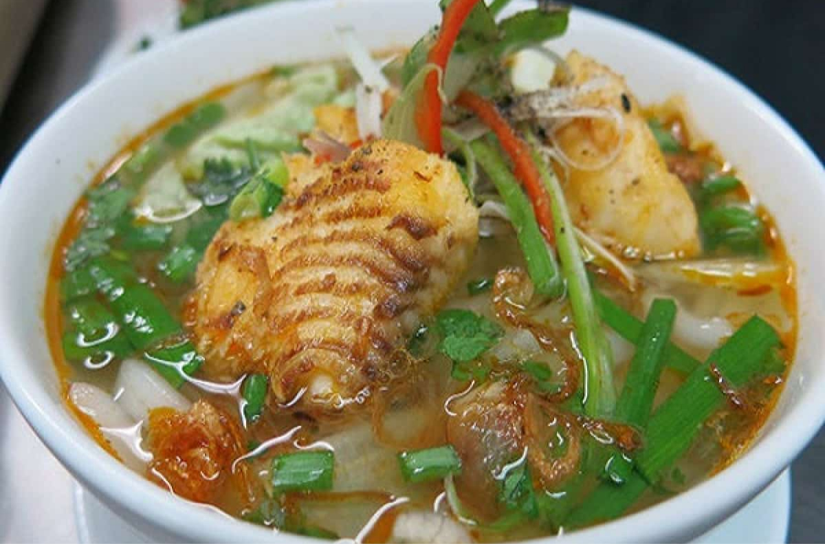 Cháo canh cá lóc – món ăn truyền thống nóng hổi, thơm ngon.
