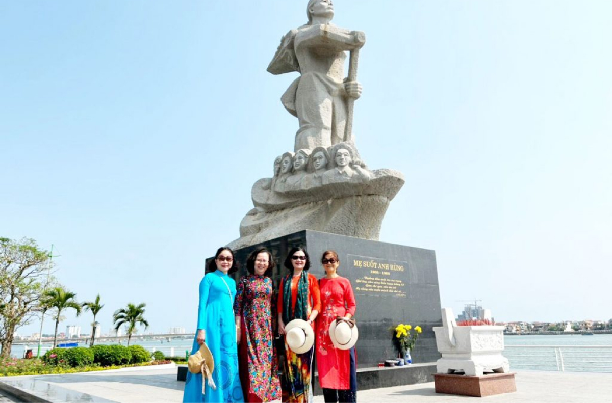 Checkin tại tượng đài Mẹ Suốt