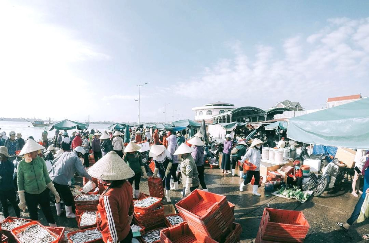 Sông Nhật Lệ – Khám phá dòng sông thơ mộng tại Đồng Hới 5 Ghé chợ Đồng Hới – Nét sống sôi động bên bến sông