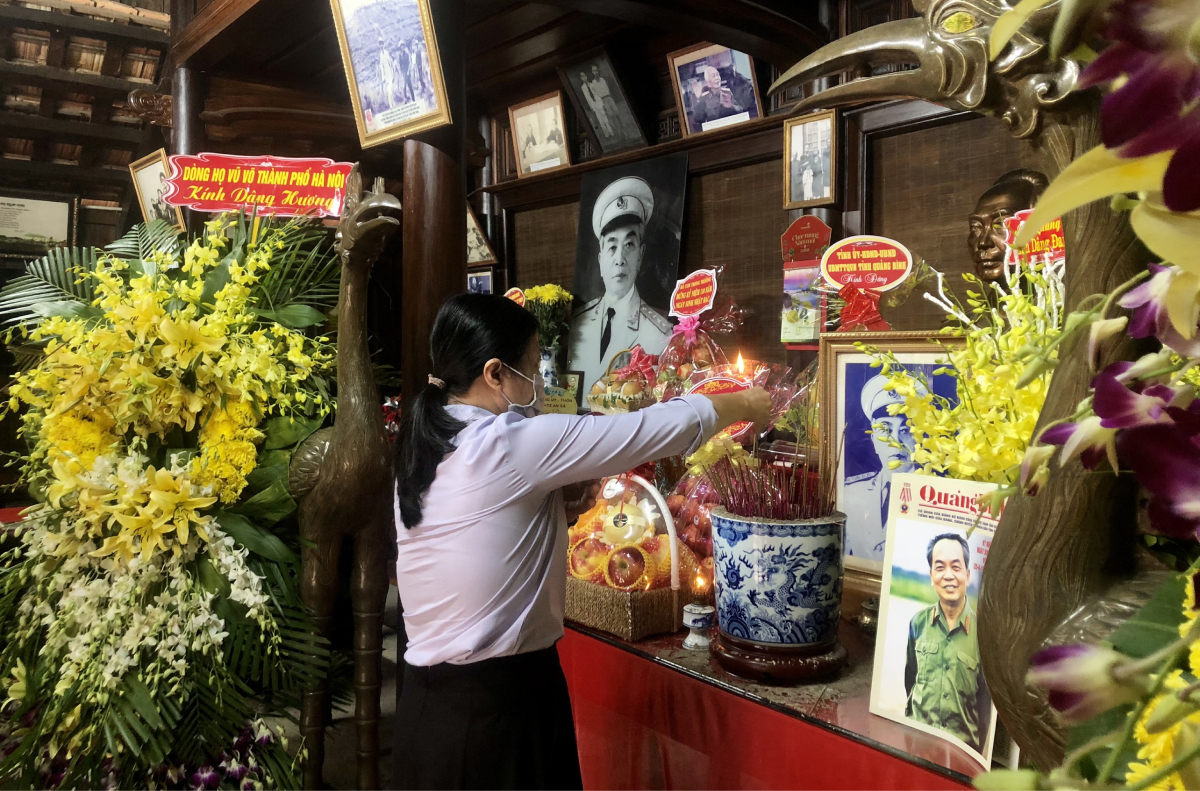 Dâng hương và tưởng niệm