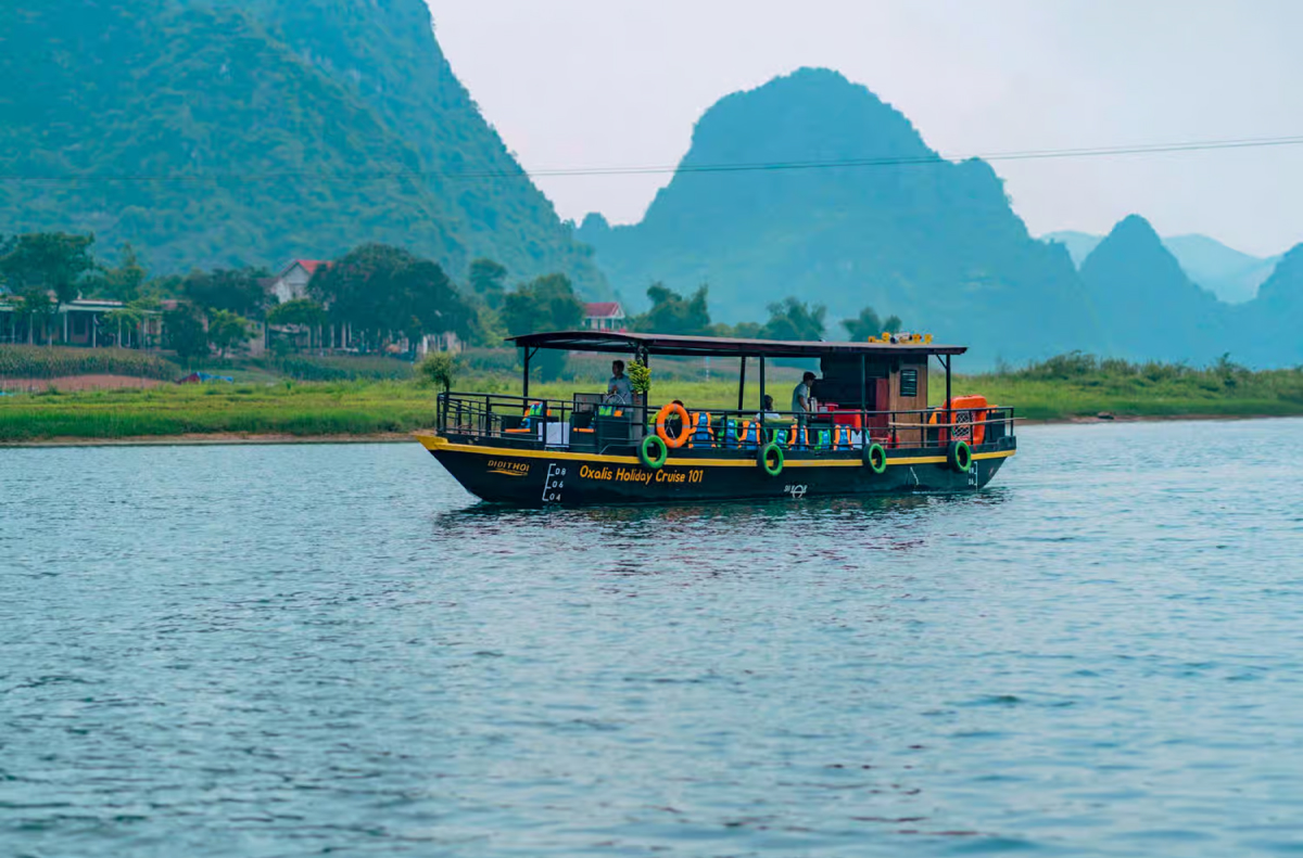 Du thuyền ngắm cảnh trên Sông Gianh