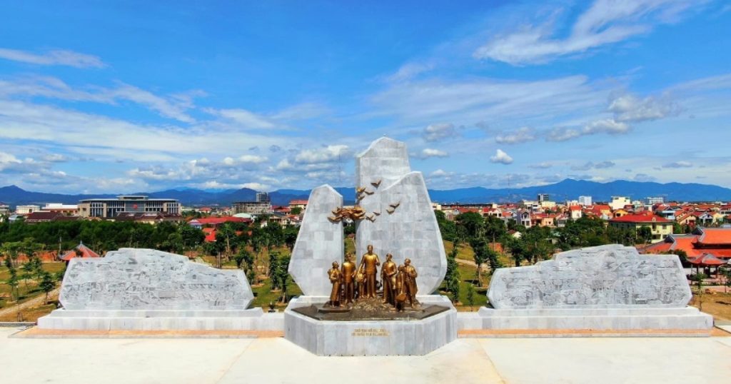 Kinh nghiệm tham quan Quảng trường Hồ Chí Minh Đồng Hới