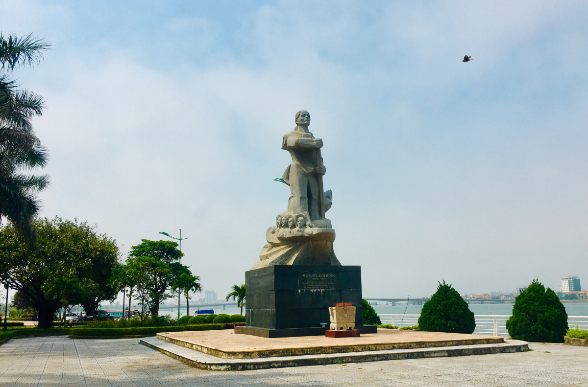 Lịch sử và kiến trúc tượng đài Mẹ Suốt