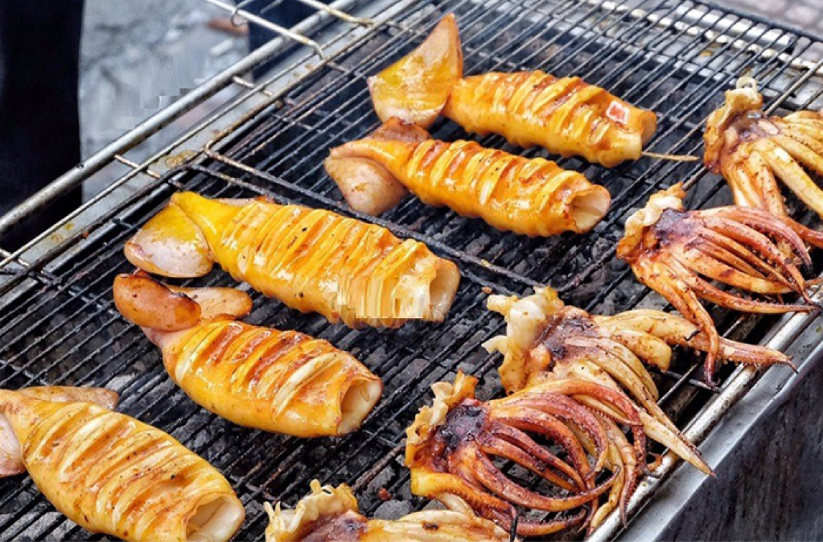 Mực nhảy nướng mọi tại biển Bảo Ninh