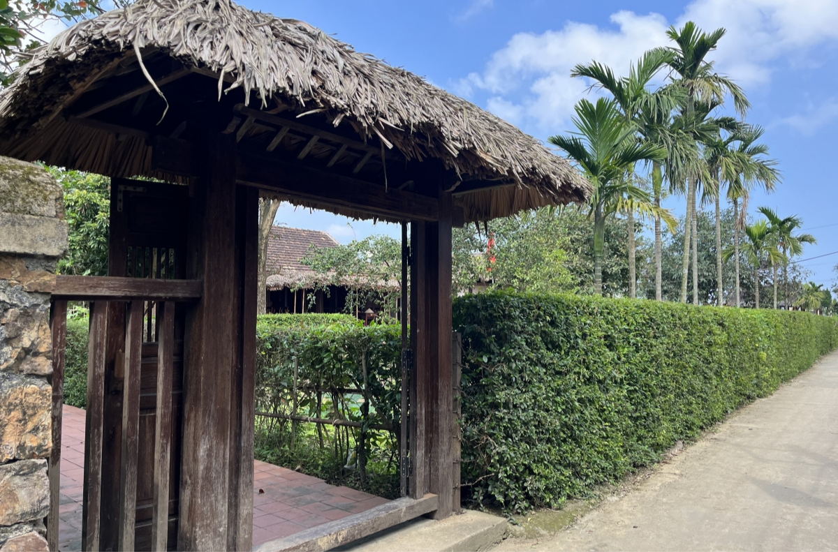 Nghe kể chuyện lịch sử từ người dân địa phương