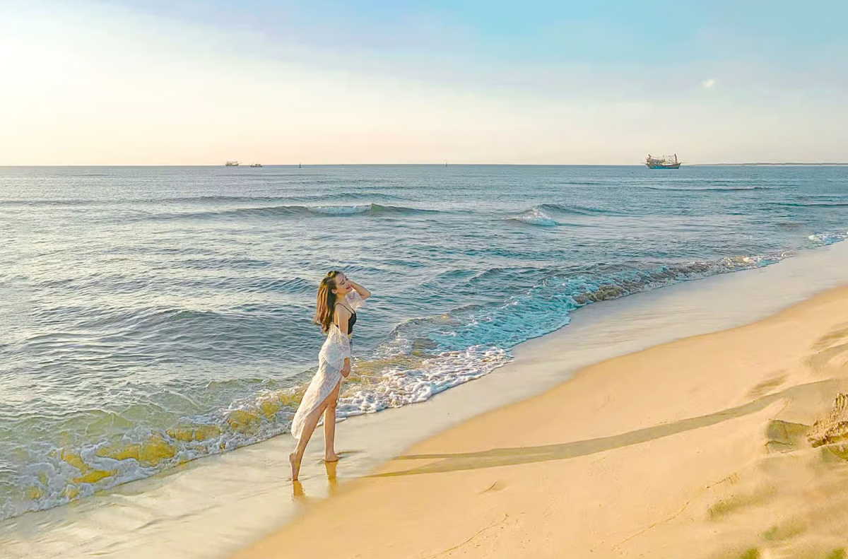 Sông Nhật Lệ – Khám phá dòng sông thơ mộng tại Đồng Hới 6 Tắm biển Nhật Lệ – Hòa mình vào thiên nhiên hoang sơ