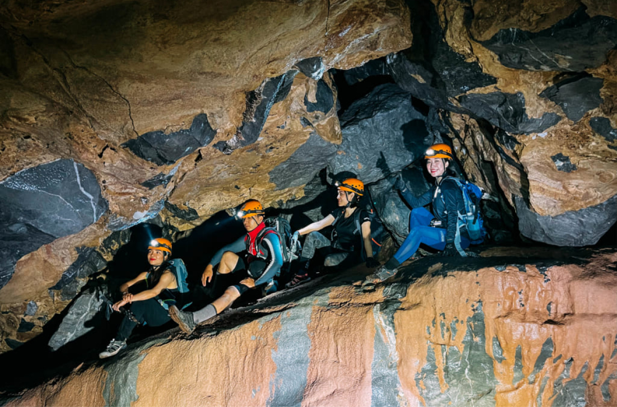 Trekking trong Hang Tiên Quảng Bình