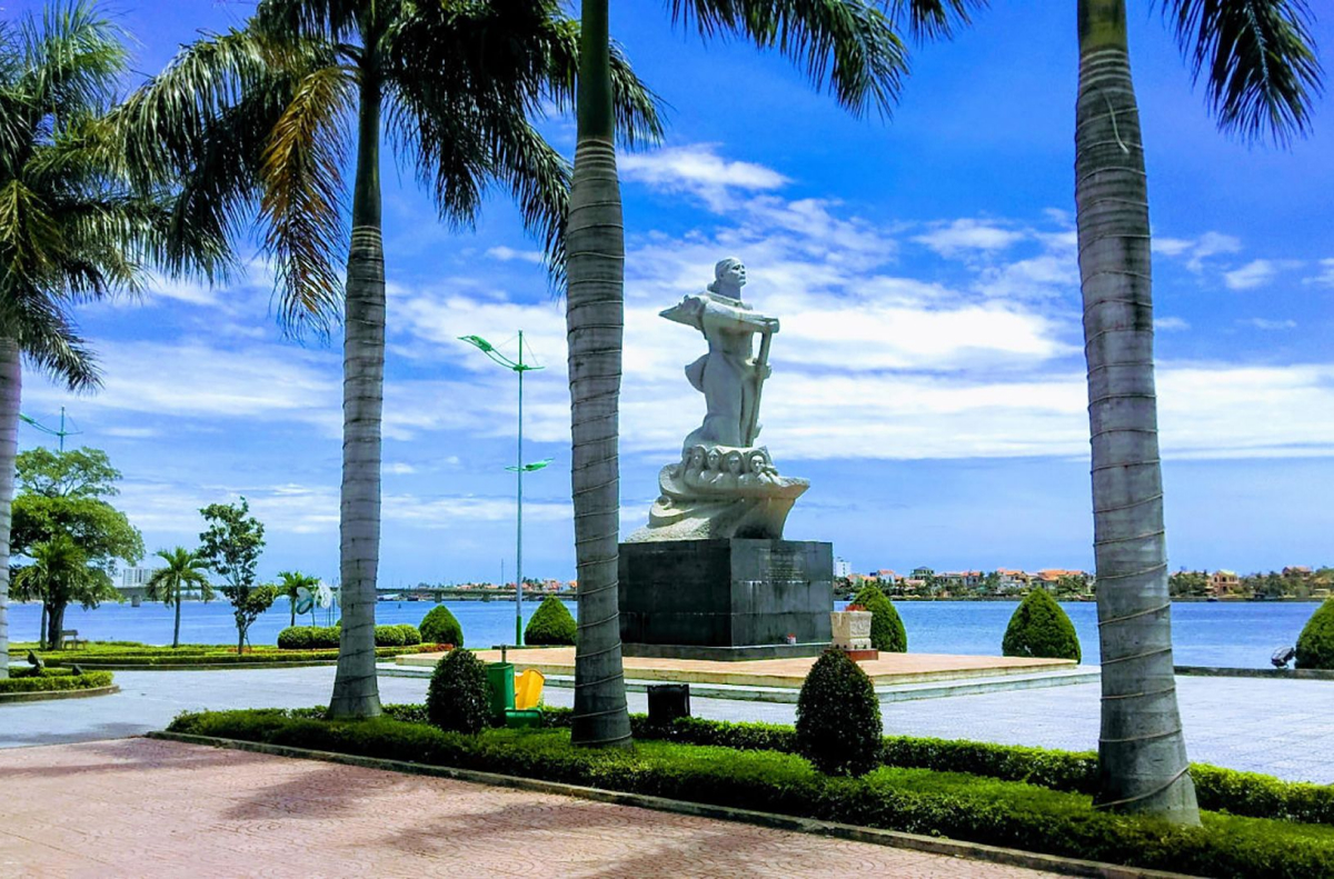 Tượng đài Mẹ Suốt