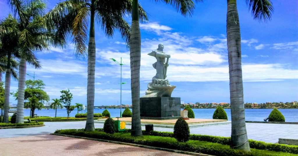 Tượng đài mẹ Suốt Quảng Bình: Di tích oai hùng bên sông Nhật Lệ