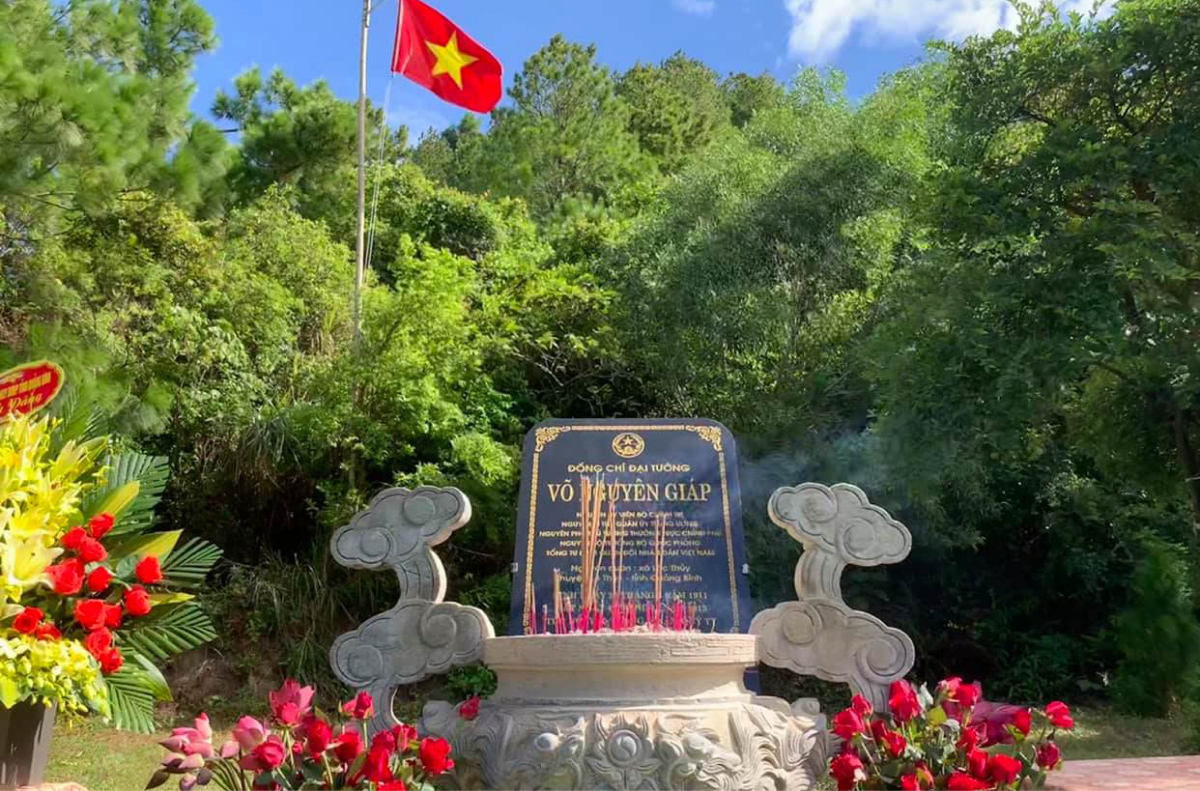 Viếng mộ Đại tướng Võ Nguyên Giáp 