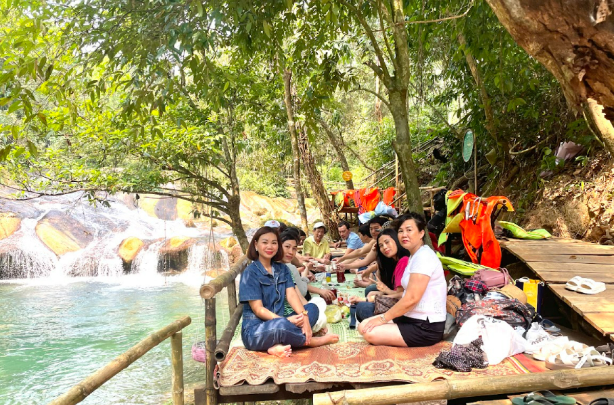 Thưởng thức bữa cơm chia tay và nghỉ ngơi