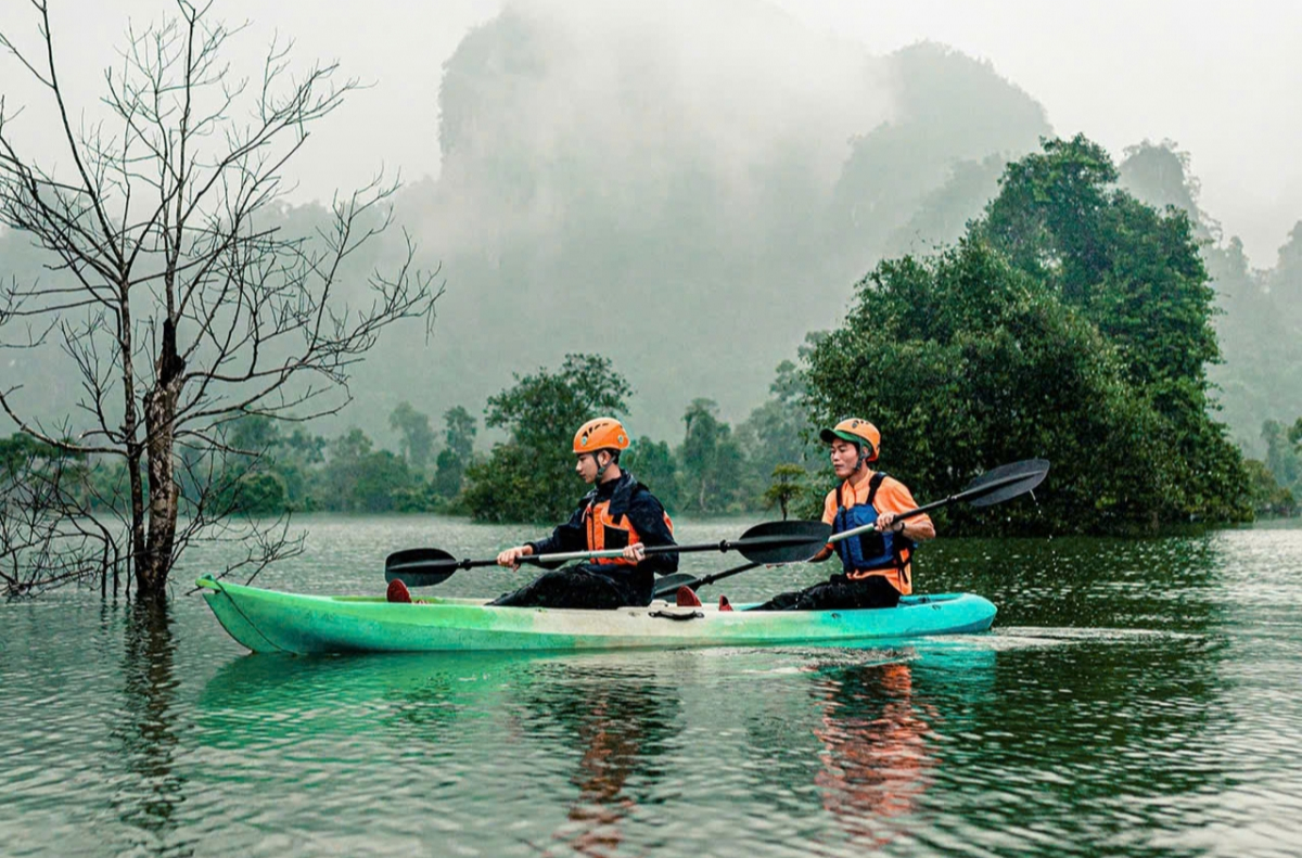 Du lịch mùa mưa ở Thượng Hóa, Minh Hóa 2 Chèo thuyền kayak tại thung lũng Hung Trâu