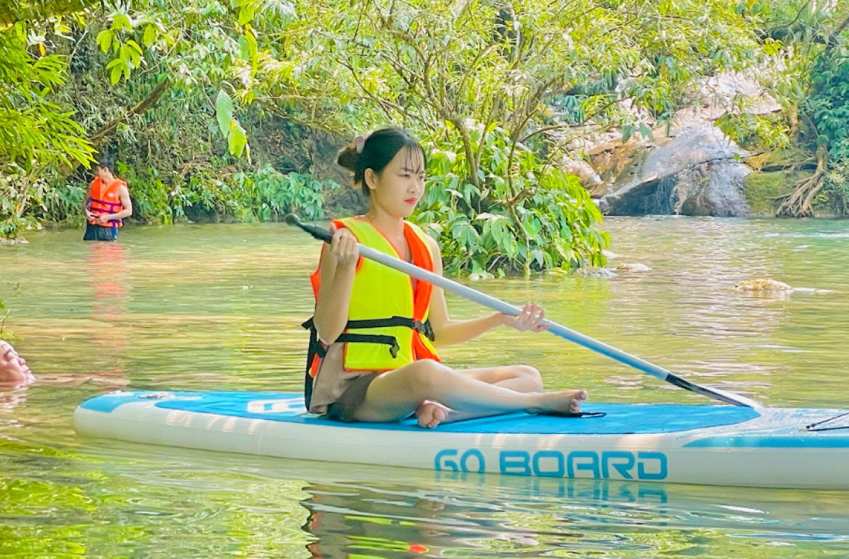 Rủ nhau đi tránh nóng ở Suối Chà Cùng 5 Chèo thuyền kayak