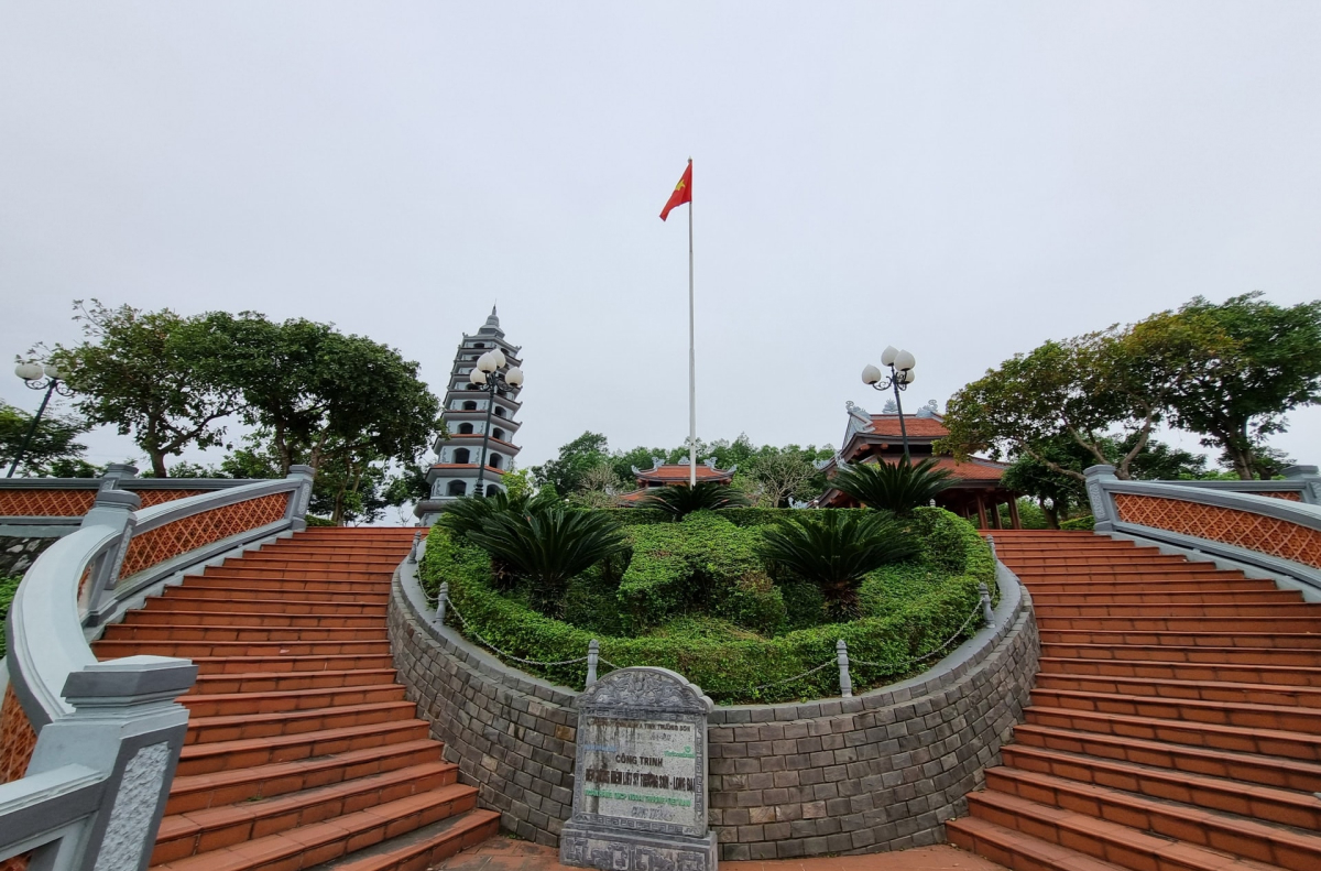 Đền tưởng niệm Liệt sĩ bến phà Long Đại