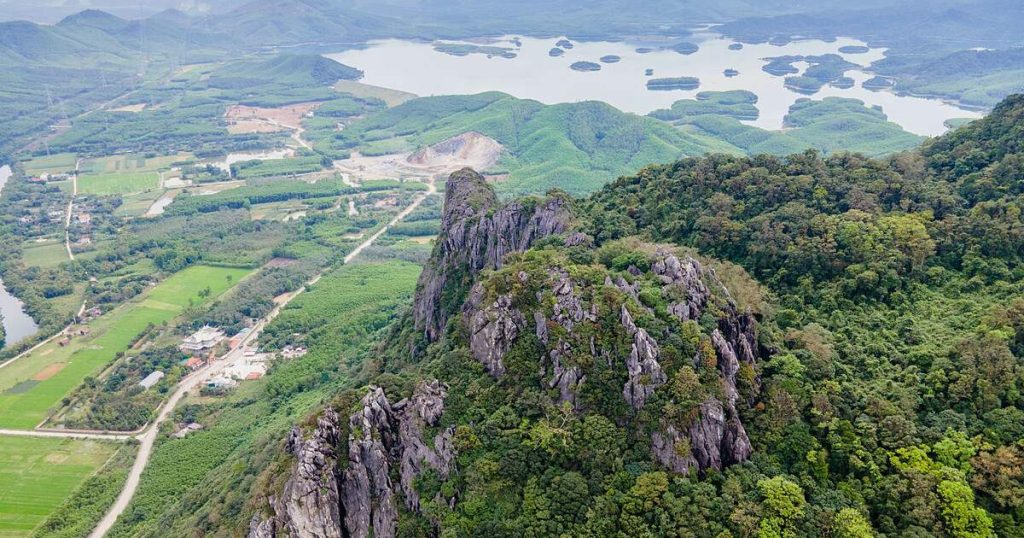 Khám phá núi Thần Đinh - Địa Điểm du lịch tâm linh Quảng Bình