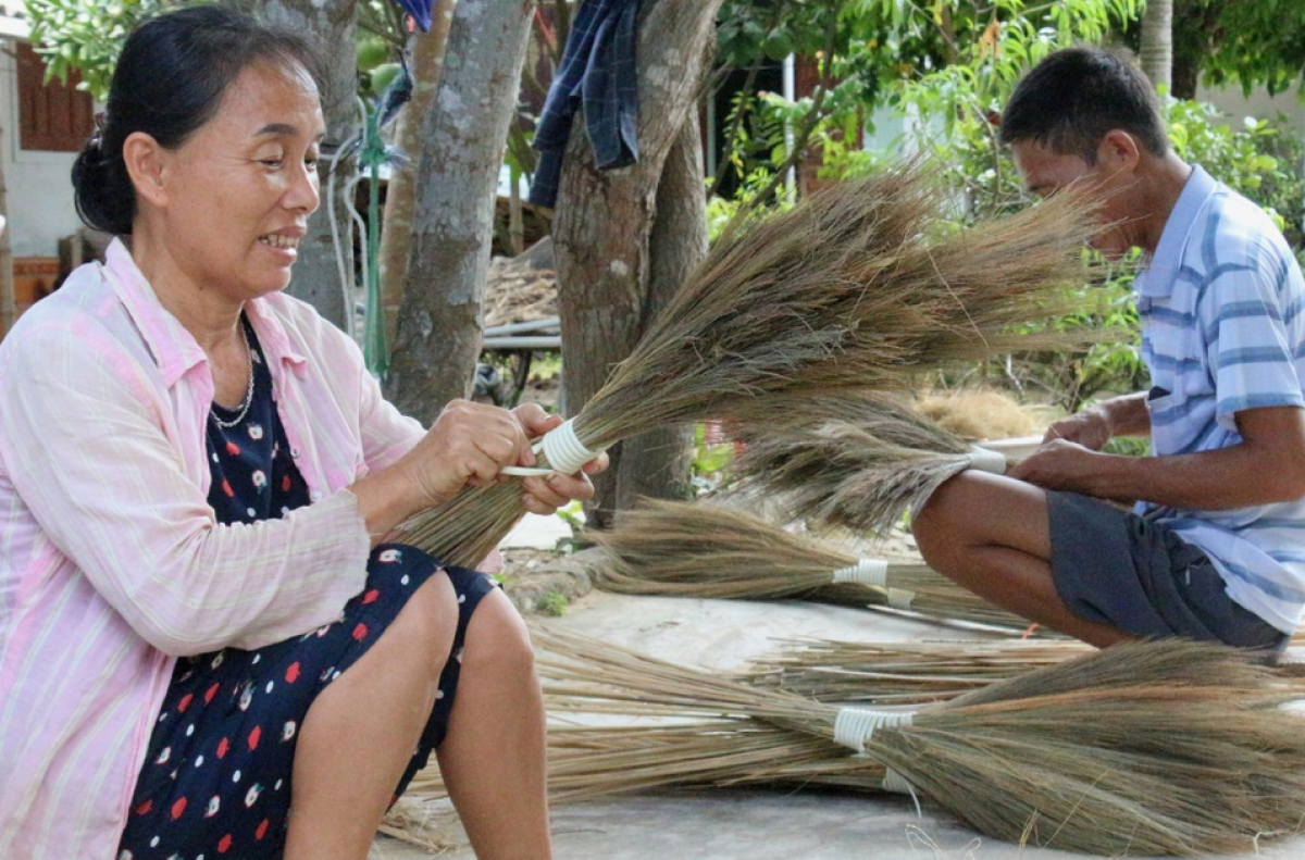 Âm thanh mùa chổi – Bức tranh lao động đậm chất làng quê