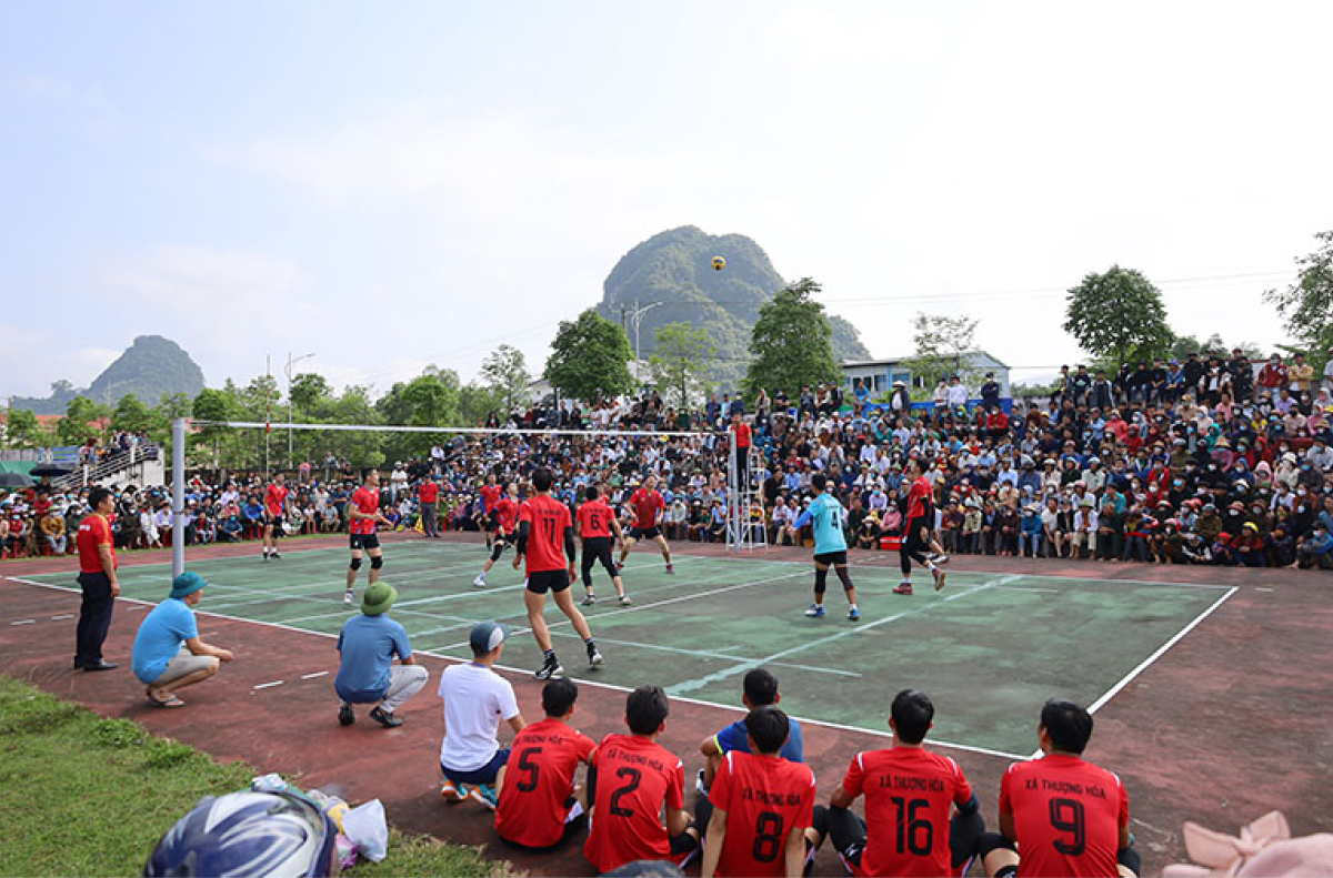 Chợ Tình Minh Hóa — Tìm hiểu nét đẹp văn hóa người Nguồn 4 Giải bóng chuyền truyền thống huyện Minh Hóa