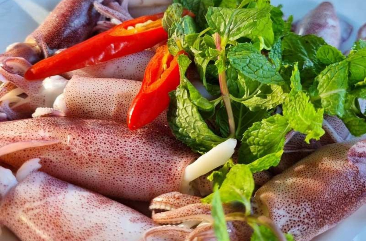 Di tích khảo cổ Bàu Tró - Chốn thơ mộng của giới trẻ 8 Hải sản tươi rói – Vị biển nồng nàn bên hồ