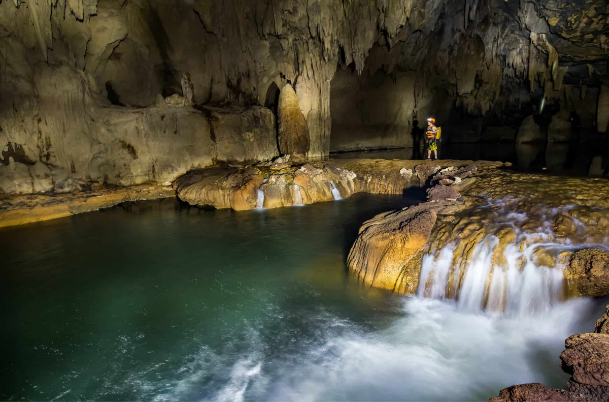 Khám phá hệ thống hang động Tú Làn