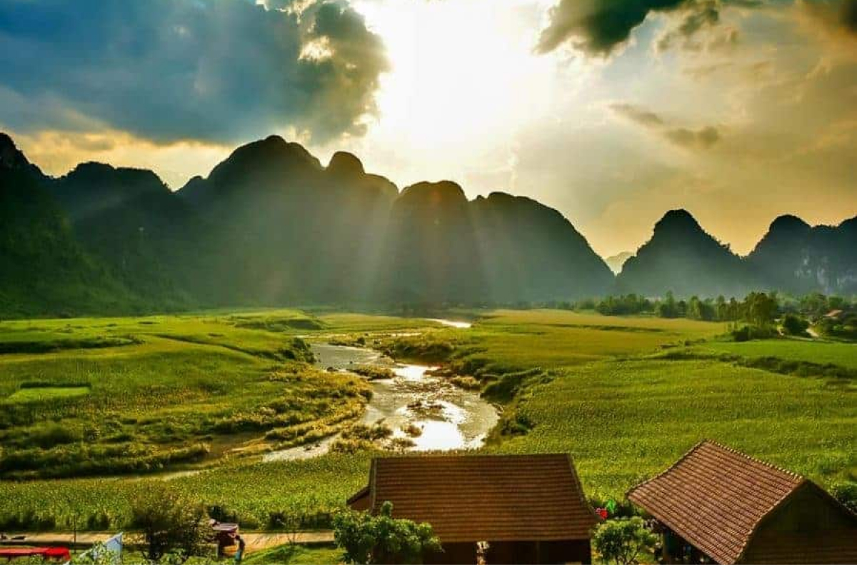 Làng quê yên bình giữa vòng tay núi rừng