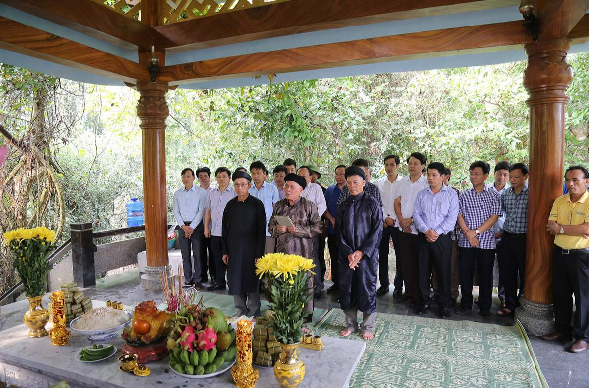 Chợ Tình Minh Hóa — Tìm hiểu nét đẹp văn hóa người Nguồn 5 Lễ dâng hương tại Thác Bụt