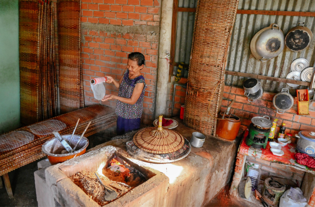 Ghé thăm làng nghề bánh tráng Tân An 3 Trải nghiệm quy trình làm bánh tráng thủ công tỉ mỉ