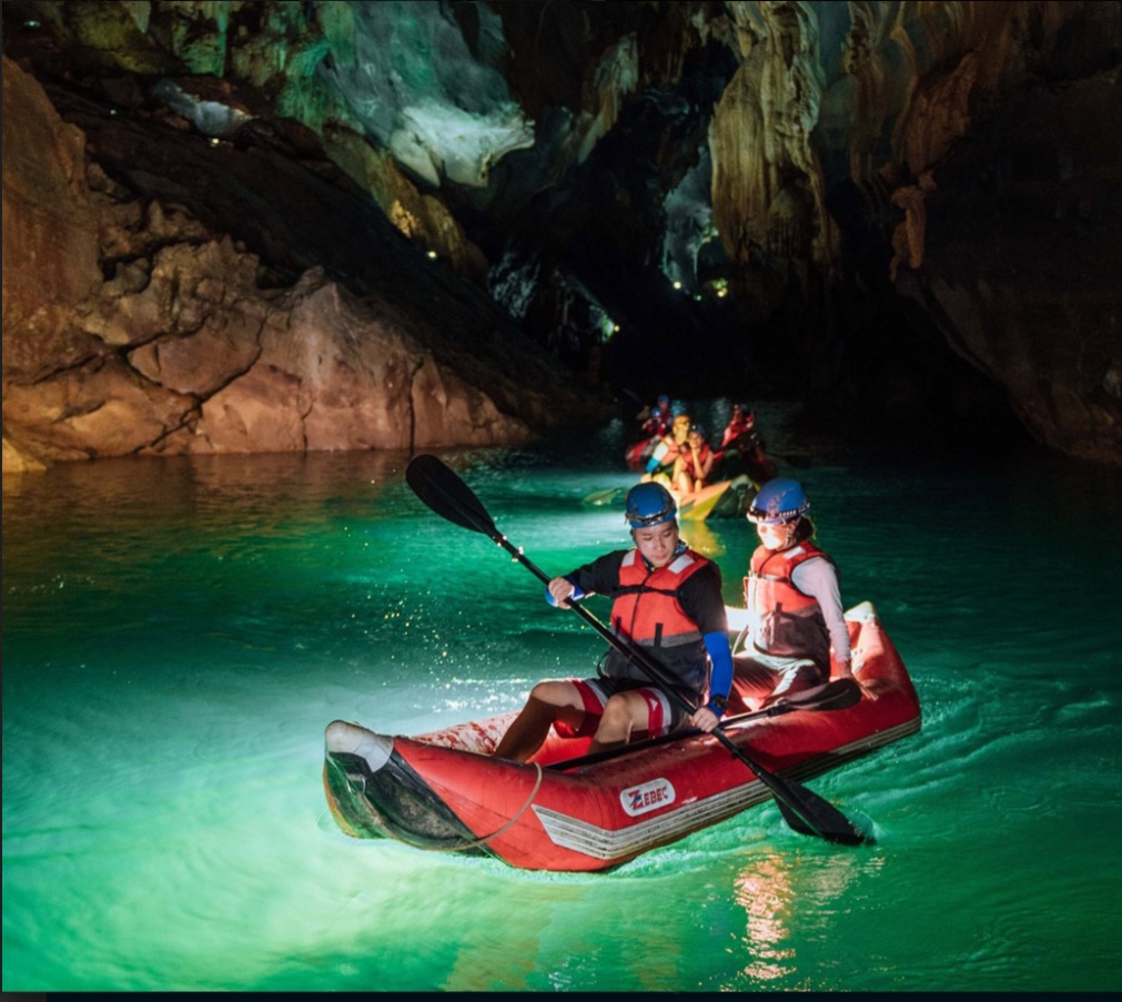 Thám hiểm Động Phong Nha – Xuyên Sơn Hồ bằng thuyền kayak.
