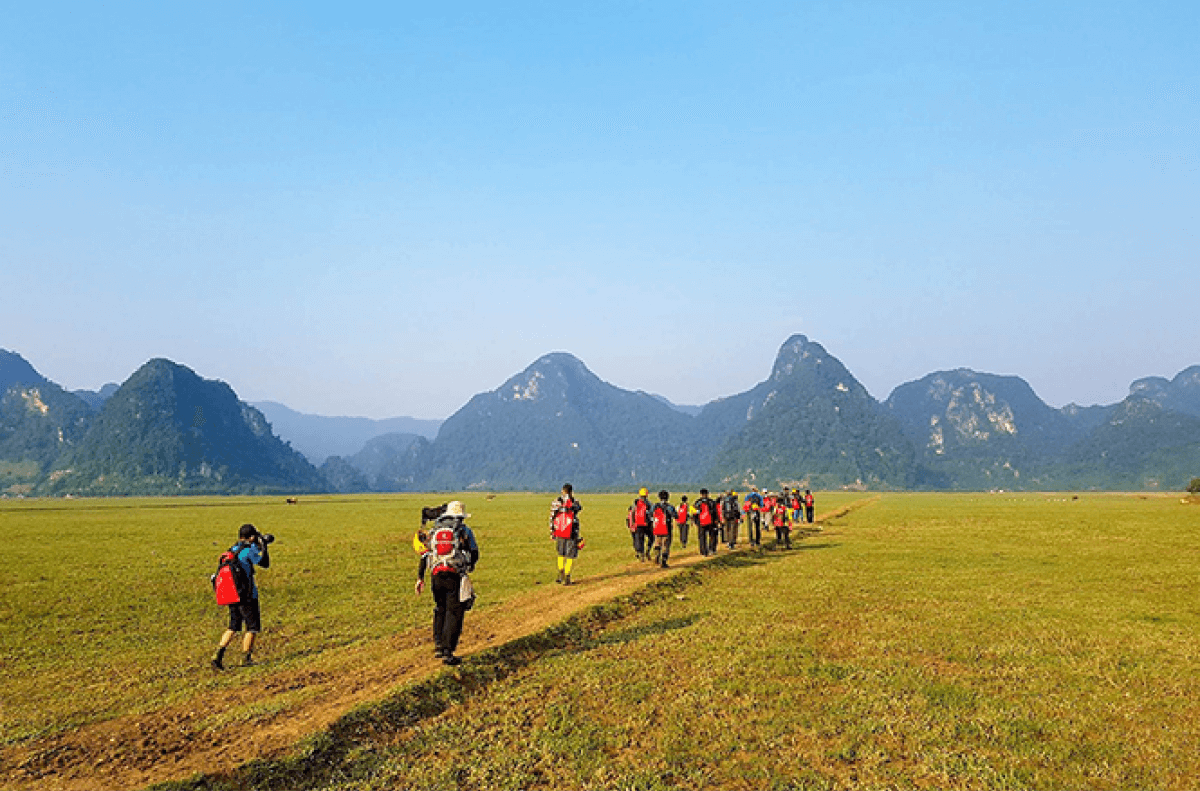 Hoạt động trekking khi du lịch Minh Hóa Quảng Bình