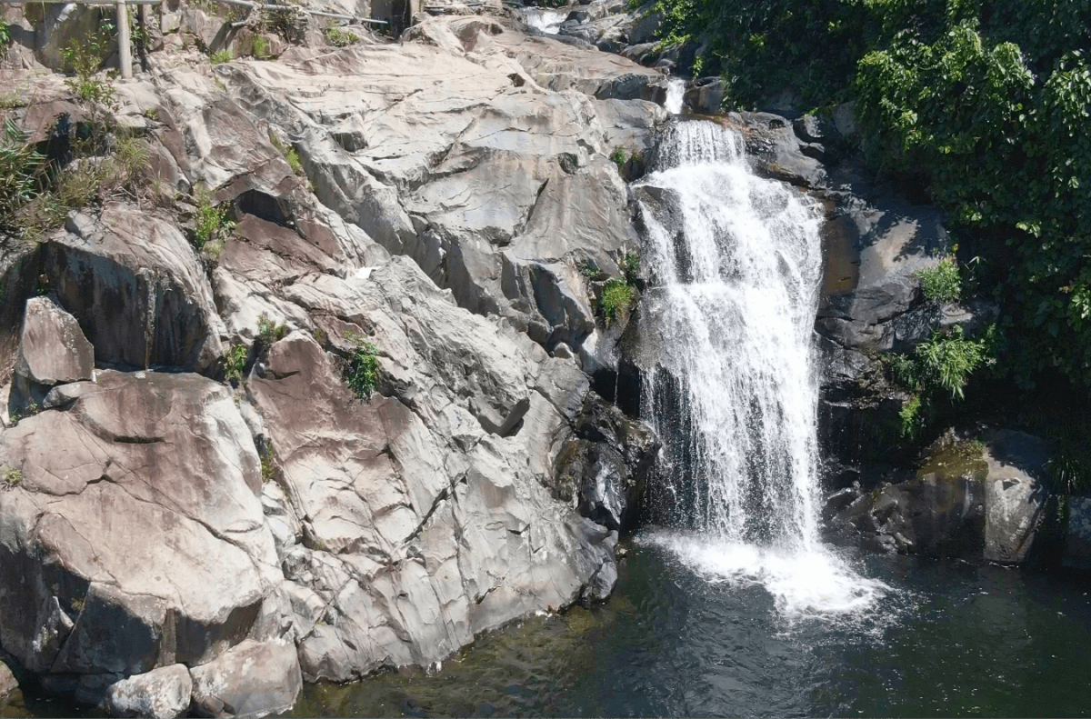 Thác Tam Cấp (Xã Lâm Hóa) – "Dải lụa trắng" giữa đại ngàn