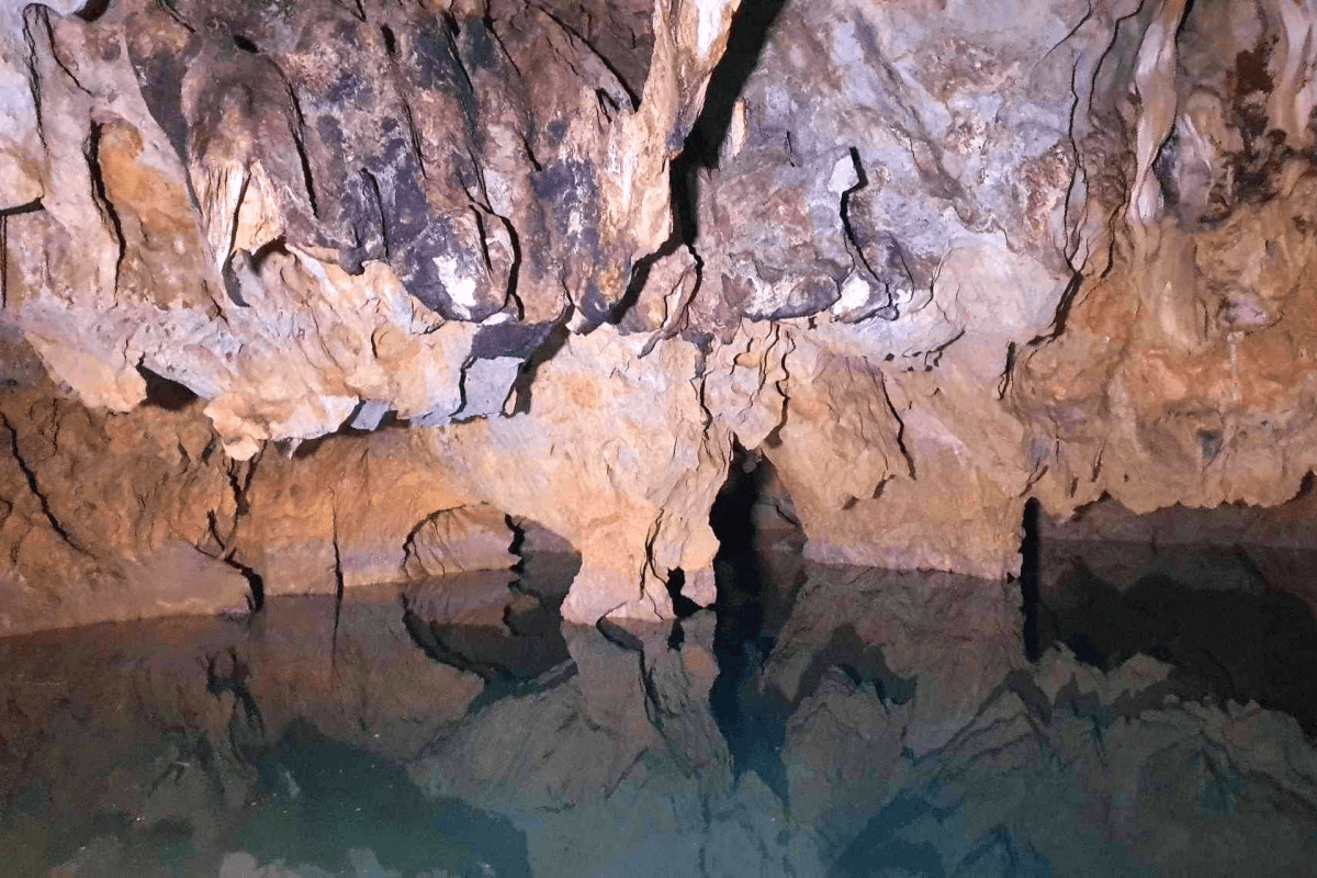 Các hang động nổi bật ở thôn Trỉa