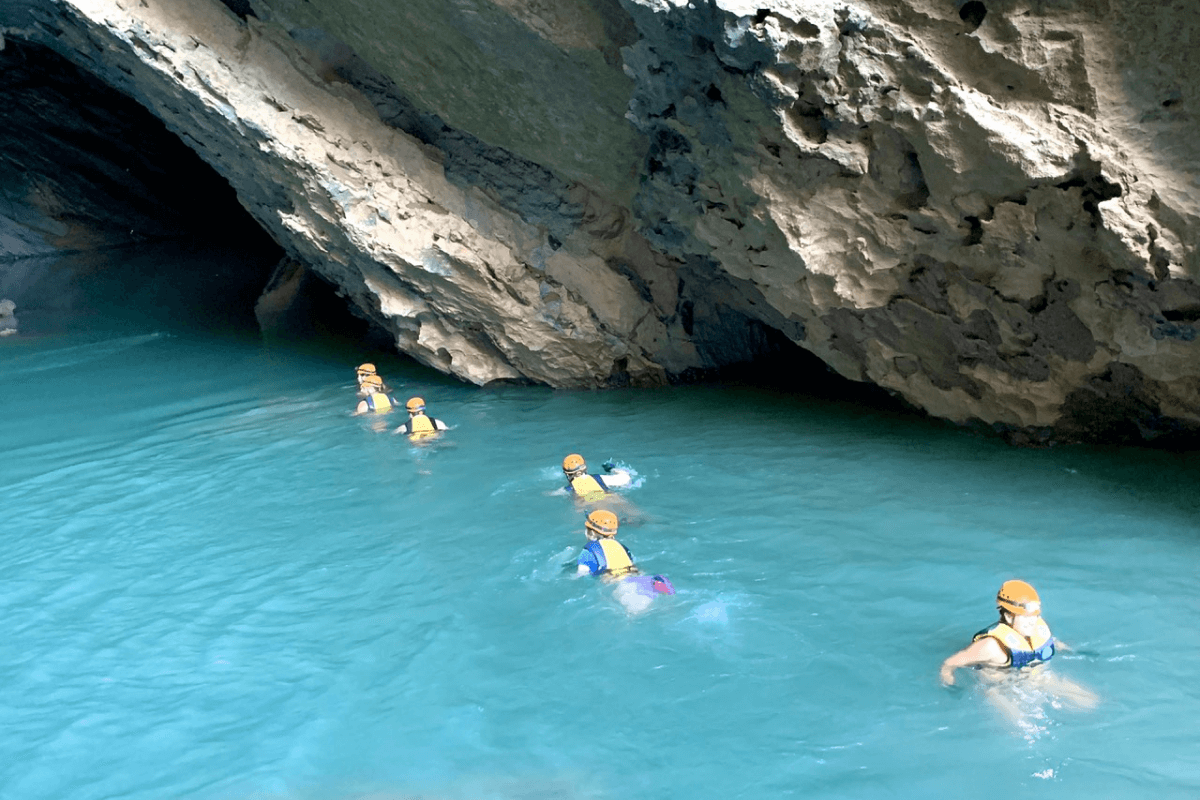 Hang Trạ Ang ở đâu?