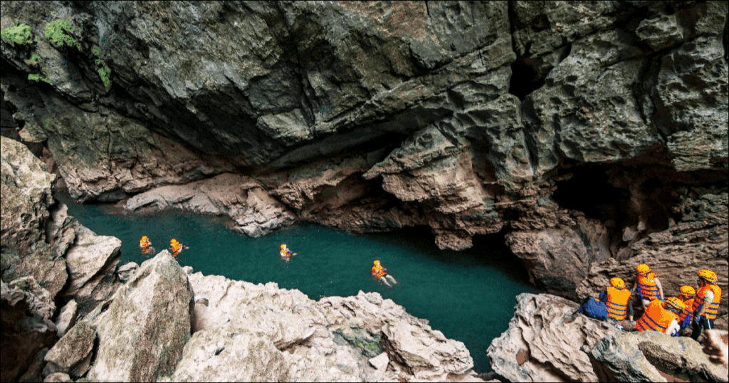 Hang Vòm – Giếng Voọc Quảng Bình: Trekking Hang Động Kỳ Vĩ