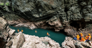 Hang Vòm – Giếng Voọc Quảng Bình: Trekking Hang Động Kỳ Vĩ