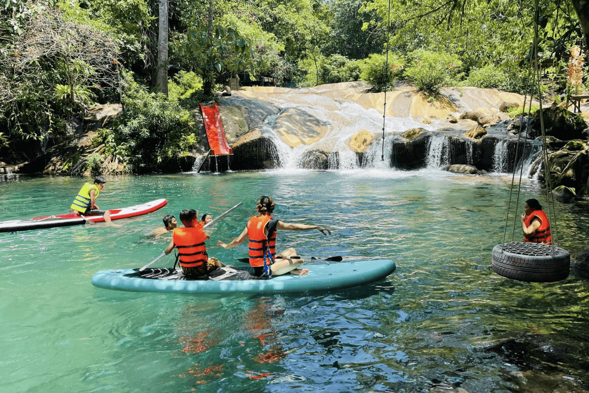 Những trò chơi tại suối Chà Cùng
