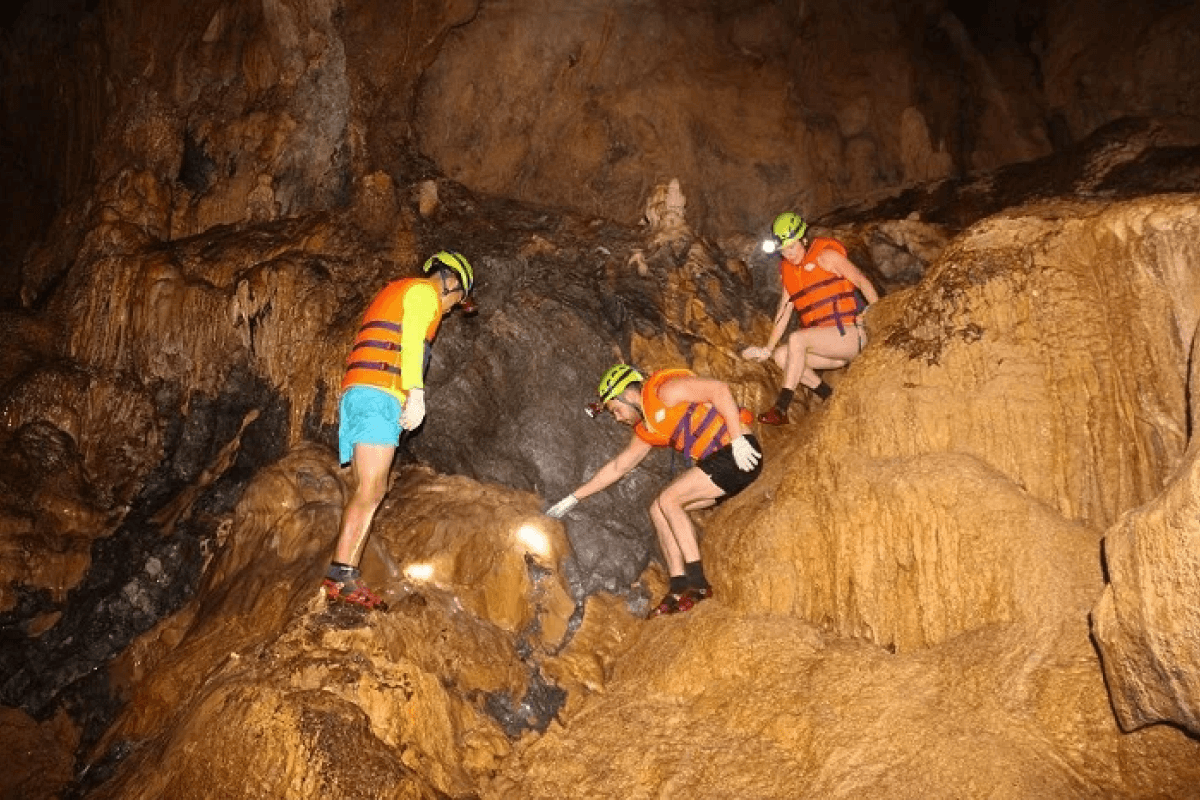 Trải nghiệm khám phá Hang Rục Mòn