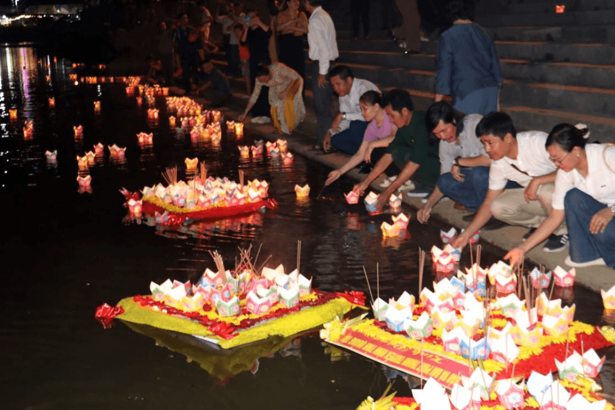 Hoạt động thả hoa đăng tri ân trên sông Thạch Hãn