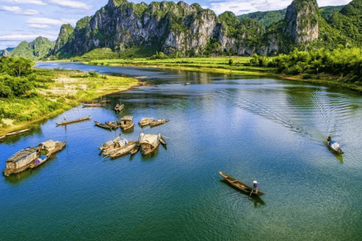 Ngắm cảnh sông Gianh từ khu vực cầu