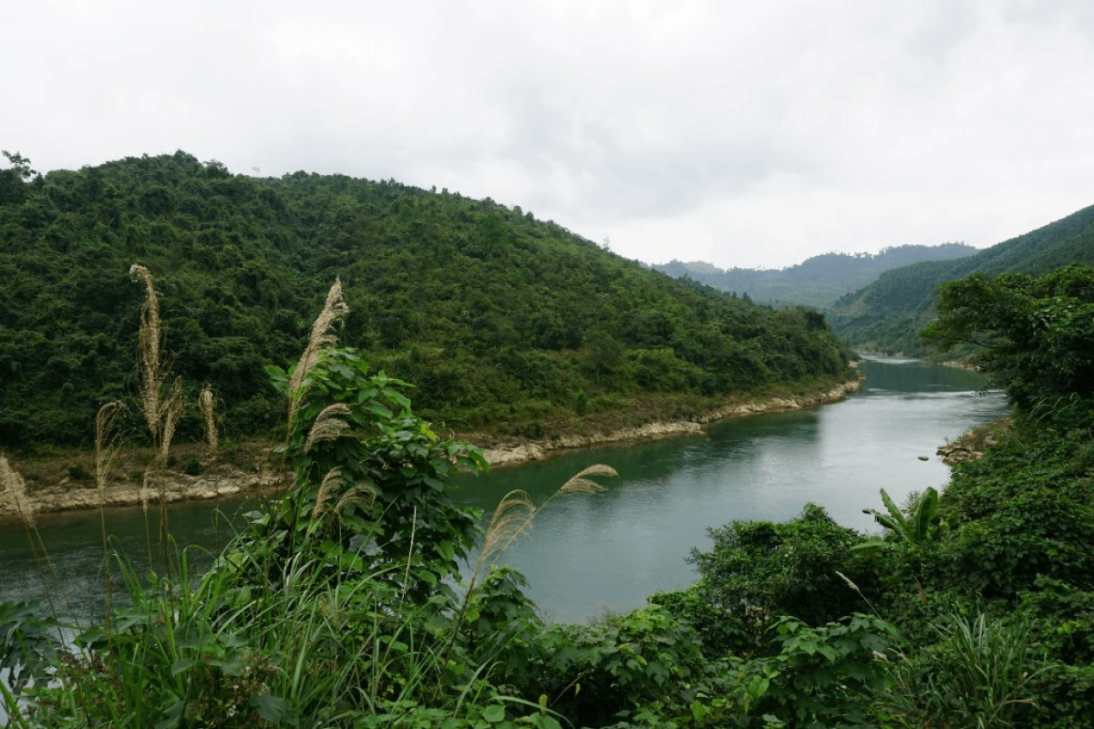 Sông Đakrông và cảnh quan thiên nhiên quanh cây cầu