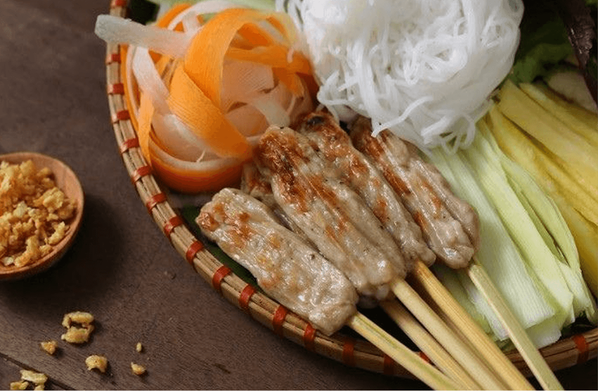 Thưởng thức nem lụi chợ Sãi đúng chuẩn hương vị xứ Quảng Trị